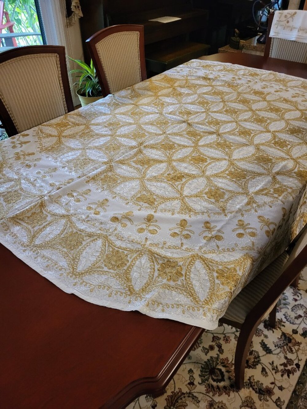 72'' Vintage Round Cream and Gold Tablecloth and Matching Napkins